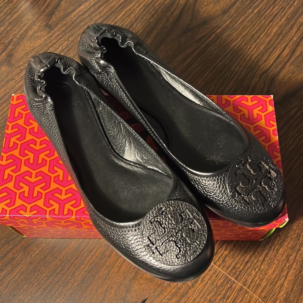 Tory Burch Riva Size 11 Tumbled Leather flats (tonal logo)